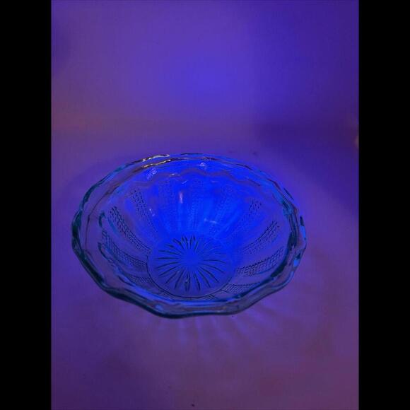 Small Green Uranium Glass Candy Dish Bowl Antique Anchor Hocking 1930s - Picture 5 of 5